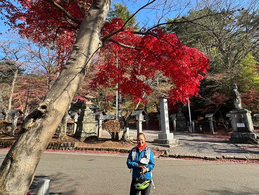 Cyclists from Hawaii delighted in Nasu’s autumn foliage