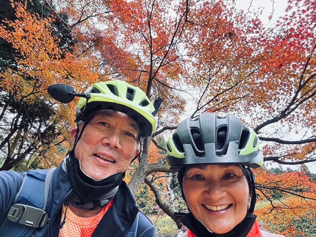 Cyclists from Hawaii delighted in Nasu’s autumn foliage